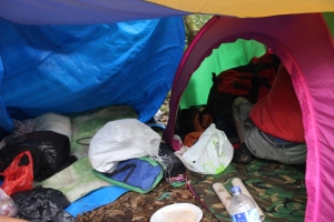 Penampakan Sisi Dalam Tenda Daurat - Kandang Badak Gunung Gede Pangrango